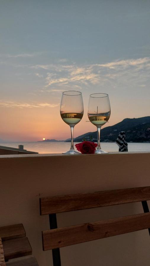 Onar Beachfront Residence, Loutraki Exterior foto
